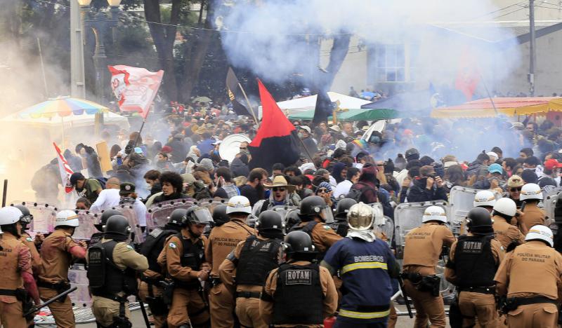 Die Militärpolizei ging massiv mit Gummigeschossen, Tränengas und Wasserwerfern gegen die Demonstranten vor