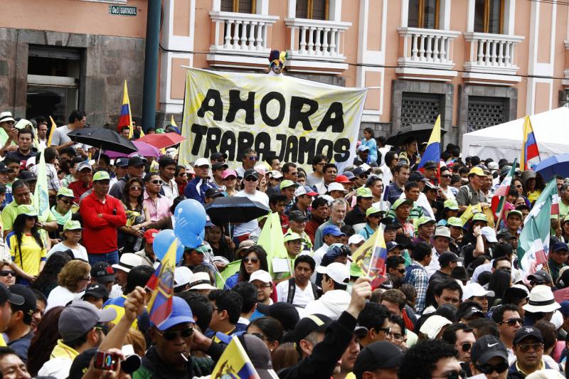 Arbeiter und Angestellte demonstrierten in Ecuador auch ihre Unterstützung für die Regierung: "Jetzt haben wir Arbeit"