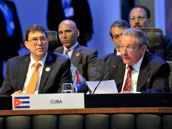 Raúl Castro bei seiner Rede am 28. Januar in Bélen, Costa Rica. Links neben ihm der kubanische Außenminister Bruno Rodríguez Parrilla