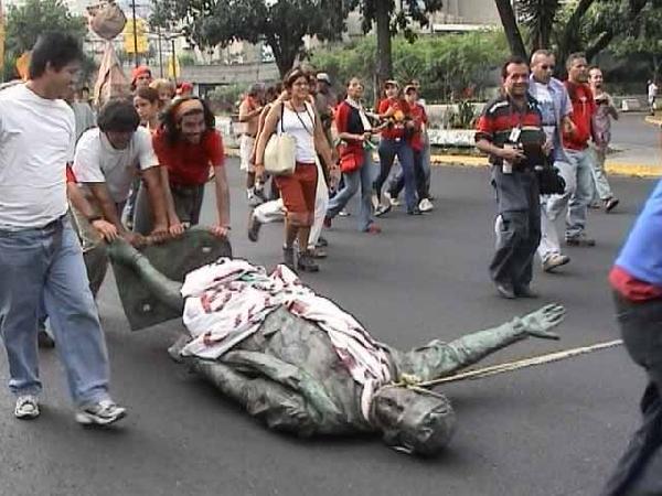 2004 stürzten Aktivisten die Kolumbus-Statue und schleiften sie durch die Stadt