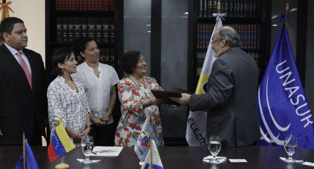 CNE-Präsidentin Tibisay Lucena bei der Unterzeichnung des Abkommens mit Vertretern der Unasur