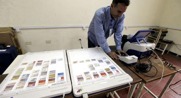Ein Helfer installiert einen Wahlcomputer im Bundesstaat Bolívar