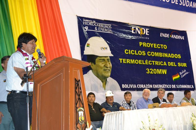 Feierliche Vertragsunterzeichnung zwischen der Siemens AG und ENDE Andina in Yacuiba, Bolivien. (links: Präsident Morales, mittig am Tisch, in schwarz: Siemens-Chef Joe Kaeser)