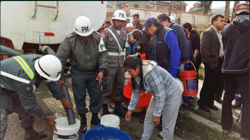 Täglich liefern Tankwagen Wasser in die von der Dürre betroffenen Regionen Boliviens