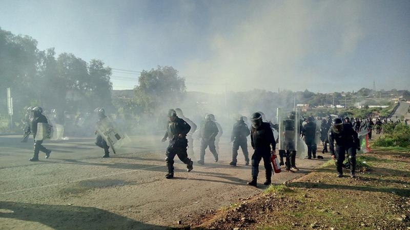 Die mexikanische Bundespolizei setzt Tränengas, Gummigeschosse, schließlich auch scharfe Munition ein