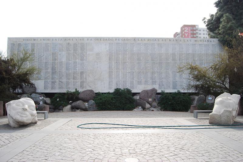 Gedenkstein für die Verhafteten-Verschwundenen auf dem Zentralfriedhof von Santiago