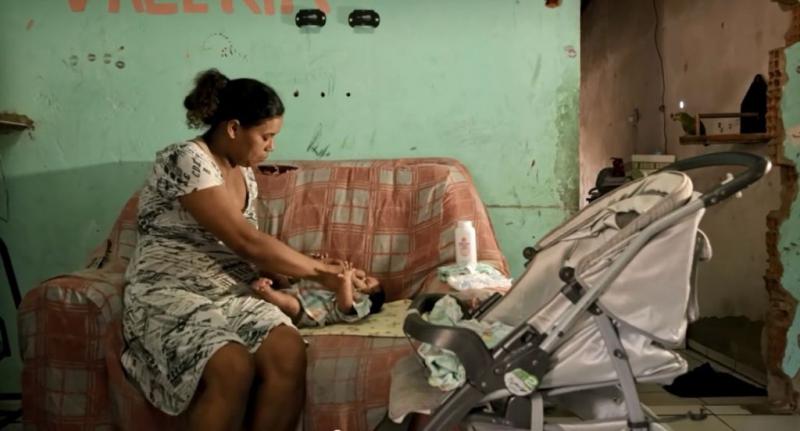Alessandra Amorim mit ihrem Sohn Samuel. Im 3. Schwangerschaftsmonat infizierte sie sich mit Zika, im 5. Monat wurde bei Samuel Mikrozephalie diagnostiziert
(Screenshot)