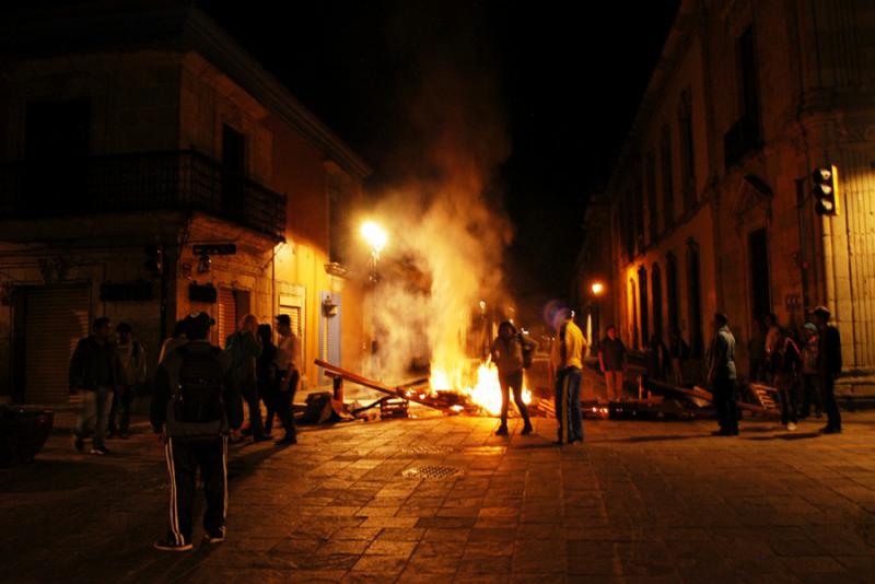 CNTE-Barrikade in Zócalo, Oaxaca nach den Verhaftungen von Francisco Villalobos und Rubén Nuñez
