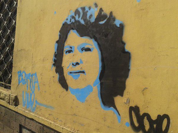 Grafito mit dem Bildnis von Berta Caceres: "Berta lebt"