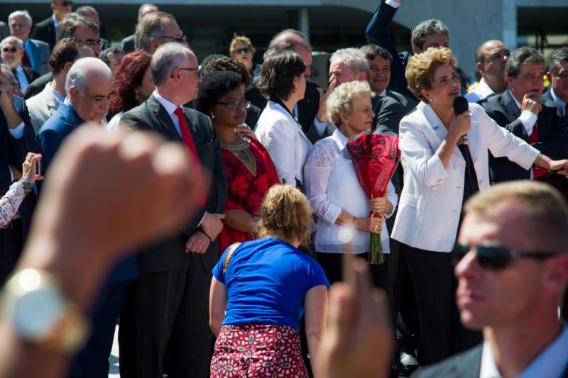Rousseff richtet sich  vor dem Parlamentsgebäude an ihre Anhänger