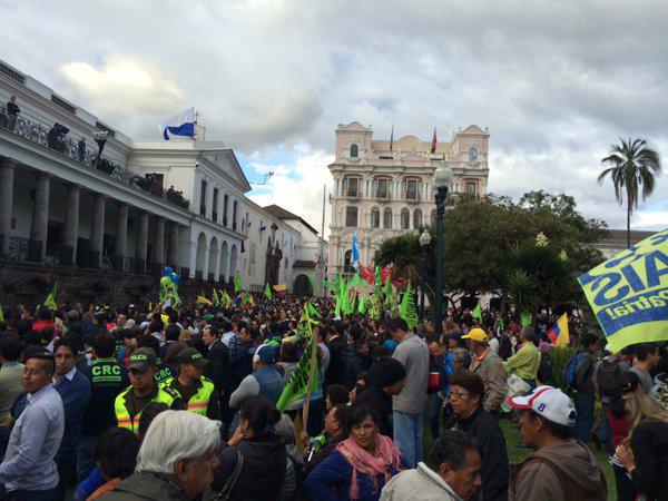 Tausende Regierungsanhänger demonstrierten in Quito