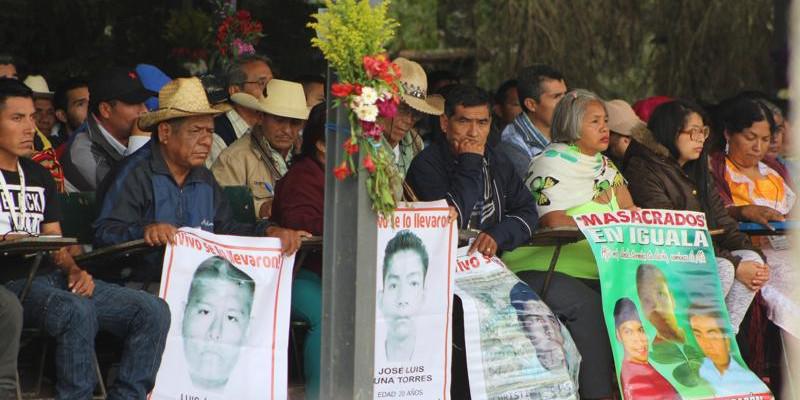 Unter den Gästen waren auch Angehörige der 43 verschwundenen Lehramtsstudenten aus Ayotzinapa