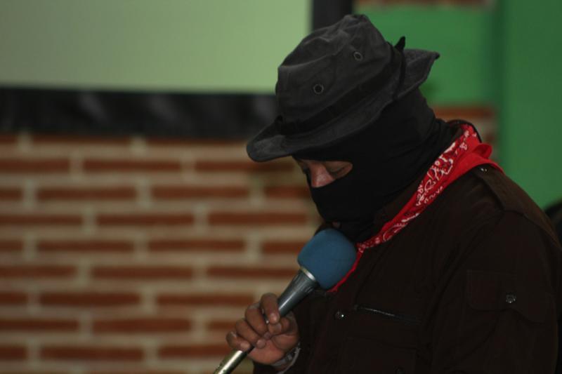 Subcomandante Insurgente Moisés stellte beim Fünften Nationalen Indigenen Kongress (CNI) den für einen Regierungsrat und eine indigene Kandidatin für die Präsidentschaftswahlen vor Subcomandante Insurgente Moisés stellte beim Fünften Nationalen Indigenen Kongress (CNI) den für einen Regierungsrat und eine indigene Kandidatin für die Präsidentschaftswahlen vor