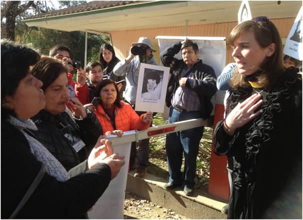 Anna Schnellenkamp (r.) im Gespräch mit Angehörigen von Opfern der Colonia Dignidad in Chile