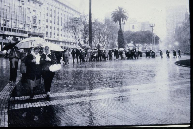 An jedem Donnerstag Nachmittag, bei jedem Wetter kamen sie. Nur während der Amtszeit Fernández' sowie ihres verstorbenen Mannes, Ex-Präsident Nestor Kirchner (2003-2007), der erstmals eine aktive Regierungspolitik hinsichtlich der Aufklärung der Diktatur-Verbrechen betrieb, setzten sie ihren Protest aus. Damals habe einer "ihrer Söhne" das Amt inne gehabt, sagte Bonafini vergangenen Donnerstag An jedem Donnerstag Nachmittag, bei jedem Wetter kamen sie. Nur während der Amtszeit Fernández' sowie ihres verstorbenen Mannes, Ex-Präsident Nestor Kirchner (2003-2007), der erstmals eine aktive Regierungspolitik hinsichtlich der Aufklärung der Diktatur-Verbrechen betrieb, setzten sie ihren Protest aus. Damals habe einer "ihrer Söhne" das Amt inne gehabt, sagte Bonafini vergangenen Donnerstag