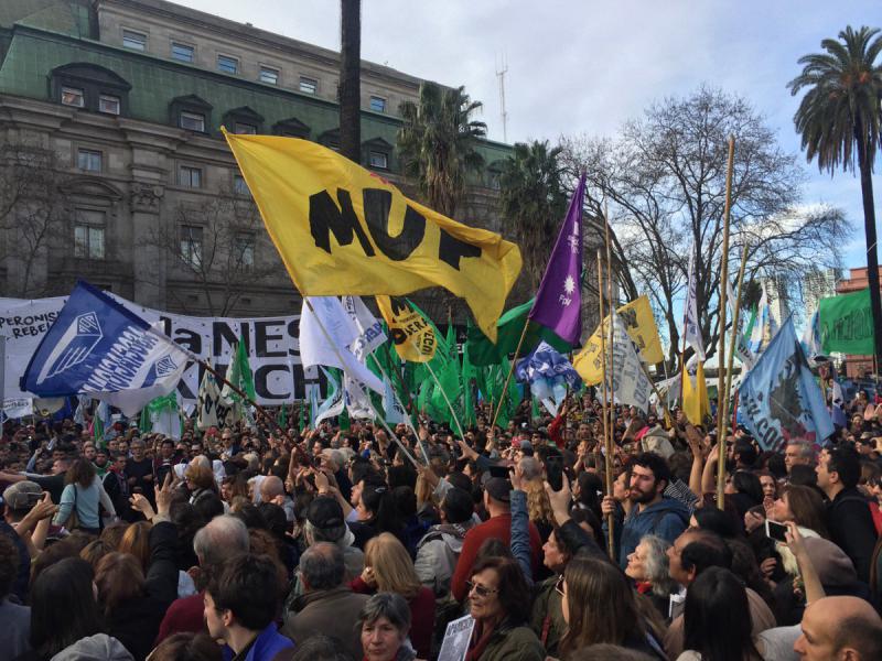 Die kürzlichen Aussagen von Präsident Macri stießen unter linken, studentischen und sozialen Gruppierungen auf Entrüstung, sodass diese zur Teilnahme am 2000. Marsch der "Madres" mobilisiert hatten Die kürzlichen Aussagen von Präsident Macri stießen unter linken, studentischen und sozialen Gruppierungen auf Entrüstung, sodass diese zur Teilnahme am 2000. Marsch der "Madres" mobilisiert hatten