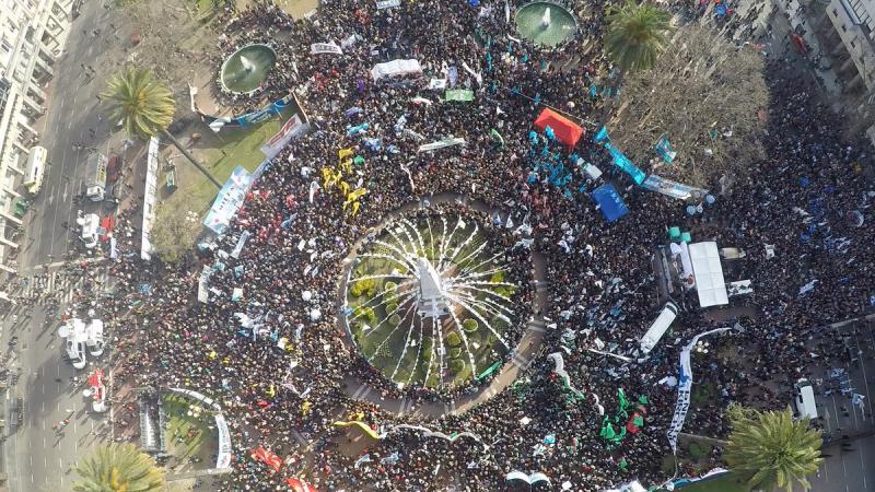 Blick von oben auf den Plaza de Mayo in Buenos Aires am vergangenen Donnerstag. Unmittelbar vor dem Präsidentenpalast gelegen, war er stets Schauplatz von historischen Ereignissen in der Geschichte Argentiniens gewesen Blick von oben auf den Plaza de Mayo in Buenos Aires am vergangenen Donnerstag. Unmittelbar vor dem Präsidentenpalast gelegen, war er stets Schauplatz von historischen Ereignissen in der Geschichte Argentiniens gewesen
