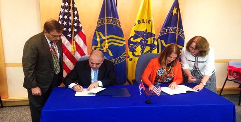 Kubas Gesundheitsminister Roberto Morales Ojeda und seine US-amerikanische Amtskollegin Sylvia Mathews Burwell bei der Unterzeichnung der Vereinbarung in Washington