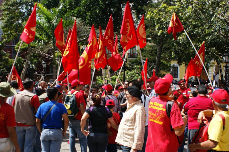 Anhänger der kommunistischen Partei, die am Bündnis GPP beteiligt ist, demonstrieren am Plaza Bolívar