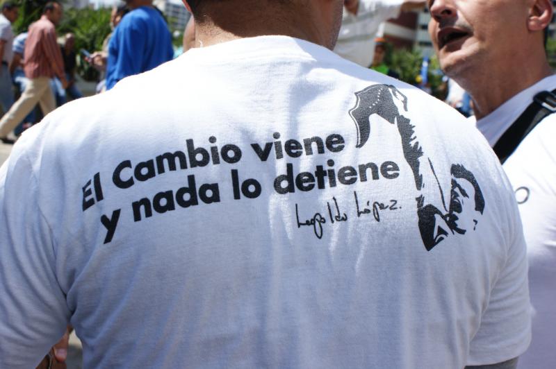 "Unaufhaltsamer Wandel" – Oppositionsaktivist mit Zitat und Konterfei des wegen gewaltsamer Ausschreitungen inhaftierten Politikers Leopoldo López