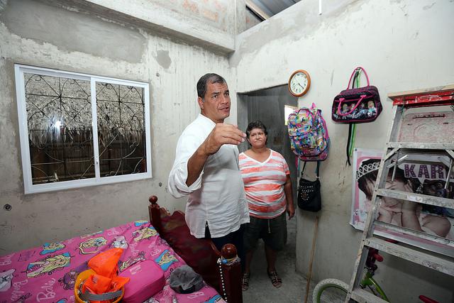 Präsident Correa besichtigt ein Haus, das vom Erdbeben beschädigt wurde