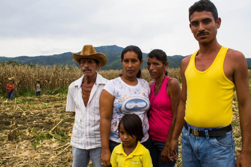 Eine Familie der Kommune El Maizal auf einem gemeinschaftlich bewirtschafteten Maisfeld
