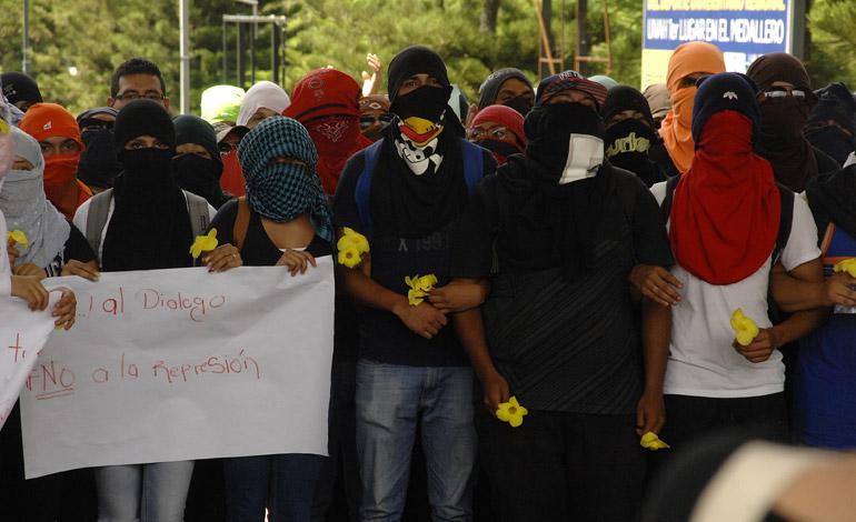 Studierende der UNAH protestieren gegen Polizeigewalt und Kriminalisierung. "Ja zum Dialog - Nein zur Repression"