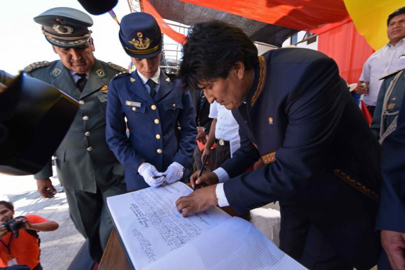 Morales unterzeichnet das Gründungsdokument der Militärakademie