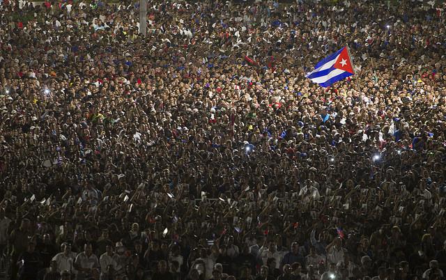 Der ausgedehnte Platz der Revolution hatte sich den Tag über schon mit Hunderttausenden gefüllt