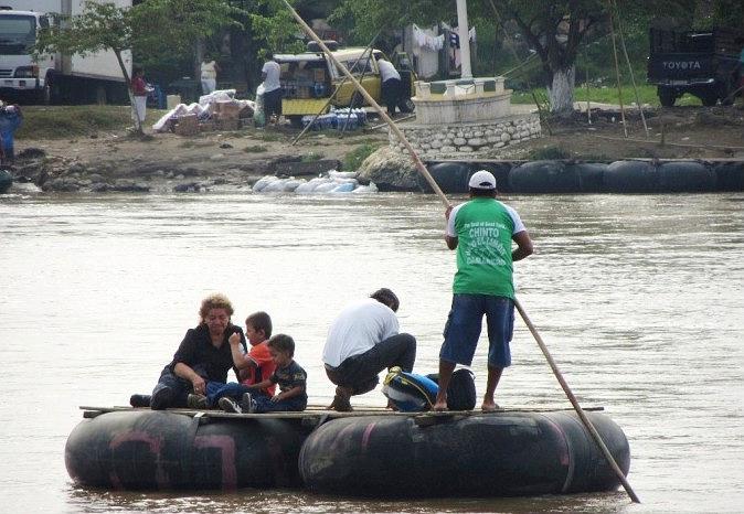 Mit Flößen überqueren Menschen die grüne Grenze zwischen Guatemala und Mexiko