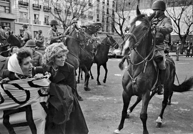 Die Diktatur hatte die "Madres" auch zu Pferd versucht zu vertreiben... Die Diktatur hatte die "Madres" auch zu Pferd versucht zu vertreiben...
