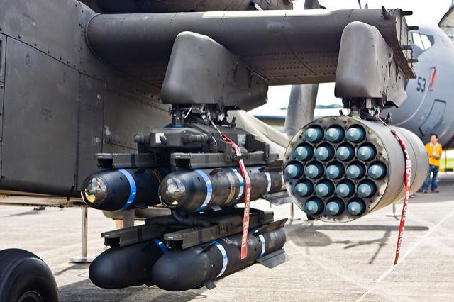 Hellfire-Reketen (linke Batterie) an einem Apache-Kampfhubschrauber (Bild aus dem Jahr 2008)