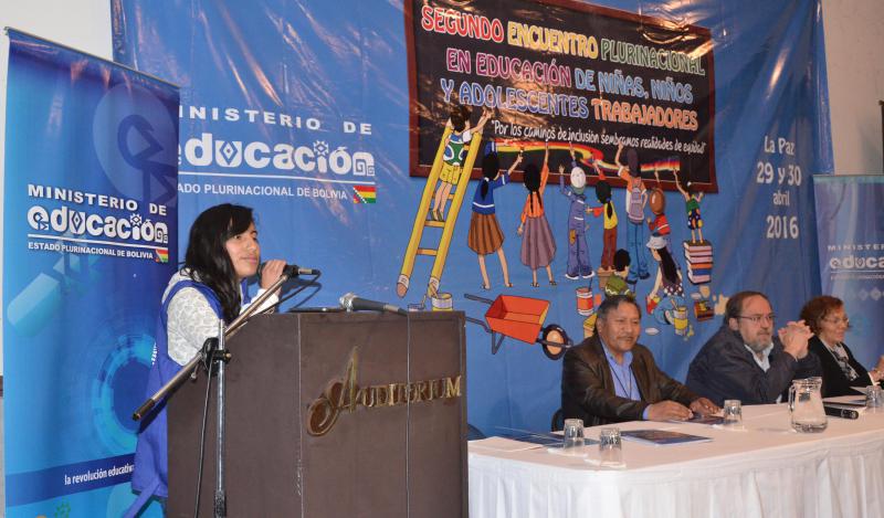 Arbeitende Schülerin am Rednerpult beim zweitägigen Treffen in La Paz