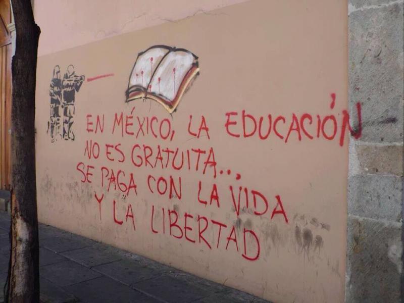 Graffito: "In Mexiko ist Bildung nicht gebührenfrei, sie wird mit dem Leben und  mit der Freiheit bezahlt"