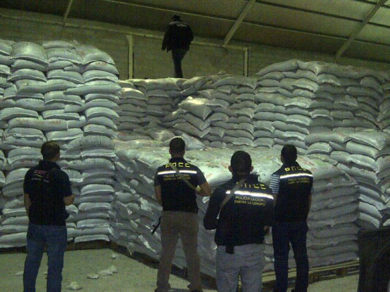 Produkte werden oft in Lagerhallen gehortet -  wie hier in einem Privatunternehmen im Bundesstaat Portuguesa, wo 312 Tonnen schwarze Bohnen entdeckt wurden