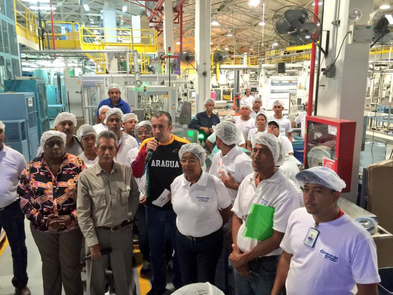 Araguas Gouverneur El Assaimi und Arbeitsminister Vera mit Arbeiterinnen und Arbeitern beim Rundgang im Werk
