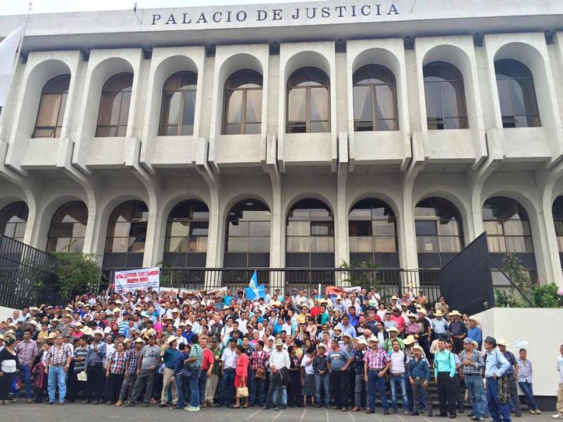 Unterstützer des Widerstands gegen das Bergwerk El Tambor vor dem Obersten Gerichtshof
