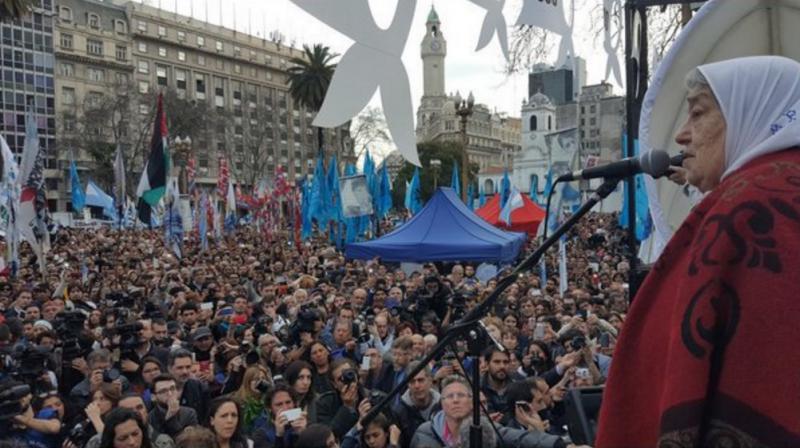Die 87-jährige Vorsitzende der Menschenrechtsorganisation, Hebe de Bonafini, reagierte kämpferisch auf die Äußerungen des Präsidenten. Am 26. August sollen "die Demonstrationszüge des Widerstands" gegen den "Feind", die Regierung Macri, wieder aufgenommen werden Die 87-jährige Vorsitzende der Menschenrechtsorganisation, Hebe de Bonafini, reagierte kämpferisch auf die Äußerungen des Präsidenten. Am 26. August sollen "die Demonstrationszüge des Widerstands" gegen den "Feind", die Regierung Macri, wieder aufgenommen werden