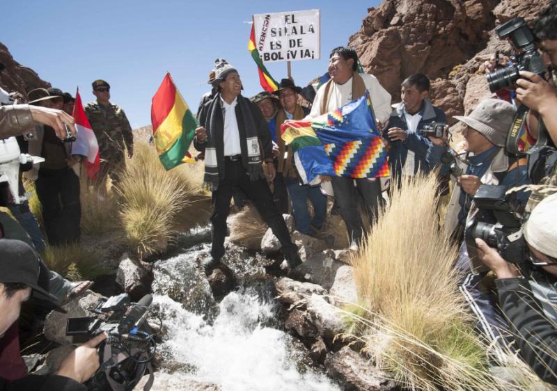 Boliviens Präsident am 26. März mit Bewohnern aus Potosí an der Quelle des Silala an der chilenischen Grenze