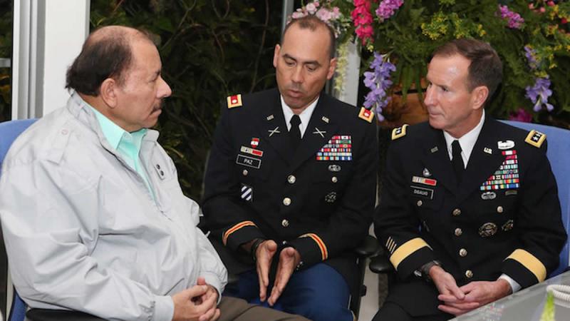 Nicaraguas Präsident Ortega mit General DiSalvo (rechts im Bild)