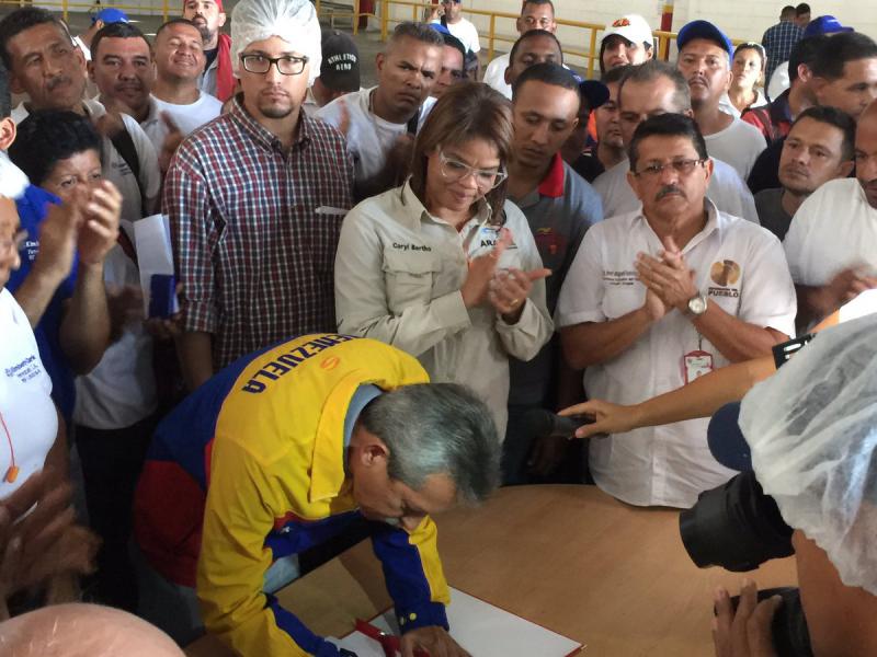 Arbeitsminister Oswaldo Vera unterzeichnete am 13. Juli den Übergabevertrag von Kimberley Clark an die Belegschaft