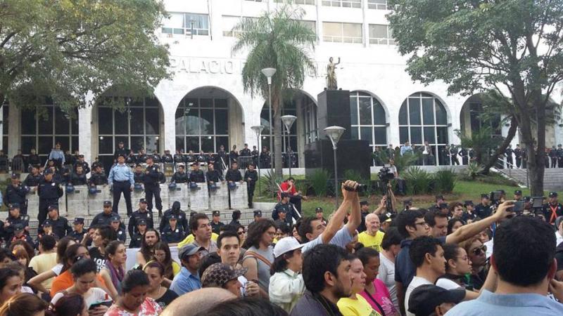Protest vor dem Gericht in Asunción am Montag