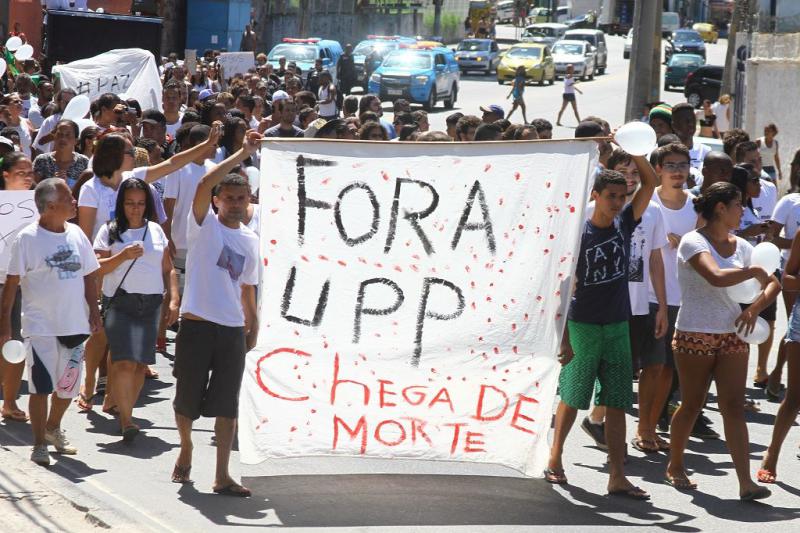 "Weg mit der UPP, es reicht mit den Toten" - Protest gegen die sogenannte Befriedungspolizei UPP im Komplex Alemão nach dem Tod des 10-jährigen Eduardo de Jesus, der vor seiner Haustür mit seinem Handy spielte und von einem Militärpolizisten erschossen wurde (07.04.2015) "Weg mit der UPP, es reicht mit den Toten" - Protest gegen die sogenannte Befriedungspolizei UPP im Komplex Alemão nach dem Tod des 10-jährigen Eduardo de Jesus, der vor seiner Haustür mit seinem Handy spielte und von einem Militärpolizisten erschossen wurde (07.04.2015)