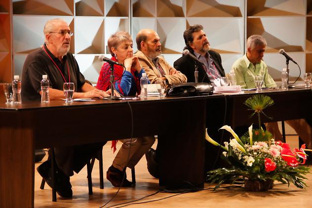 Bei der Eröffnung des Treffens auf dem Podium (von links nach rechts): Atilio Boroń (Argentinien), Ana Ester Cedeña (Mexiko), Luis Hernandez Navarro (Mexiko), Abel Prieto (Kuba) und Vladimir Acosta (Venezuela)