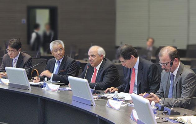 Pekings Sonderbeauftrager für Lateinamerika und die Karibik,Yin Hengmin (zweiter von links), rechts neben ihm Unasur-Generalsekretär Ernesto Samper