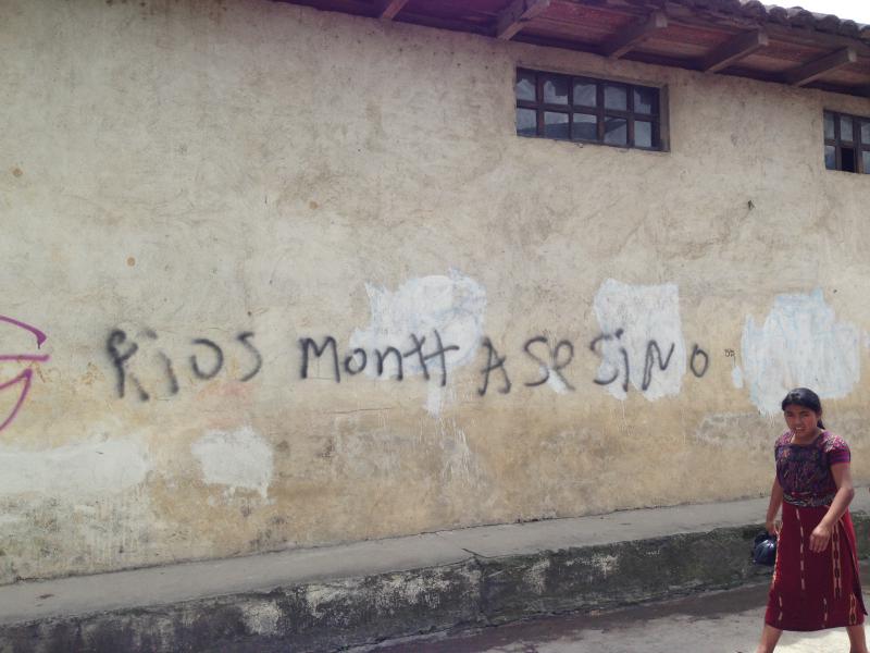 Schriftzug "Mörder Ríos Montt" an einer Hauswand in Nebaj, Quiché, Hauptort der Ixil-Region, wo der Völkermord geschah