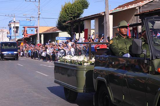 In Santa Clara säumten ebenfalls Tausende die Straßen, um Abschied von Fidel Castro zu nehmen