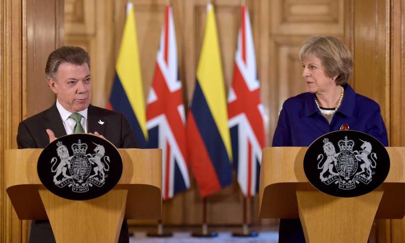 Präsident Santos und die britische Premierministerin Theresa May bei der Pressekonferenz in London