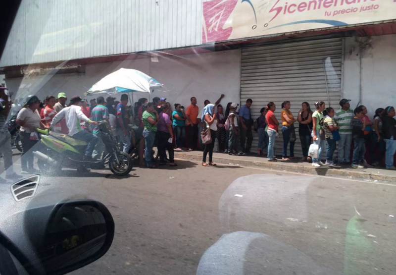 Menschen stehen vor einem staatlichen Supermarkt der Bicentenario-Kette in Carora an (4. Juni 2016)