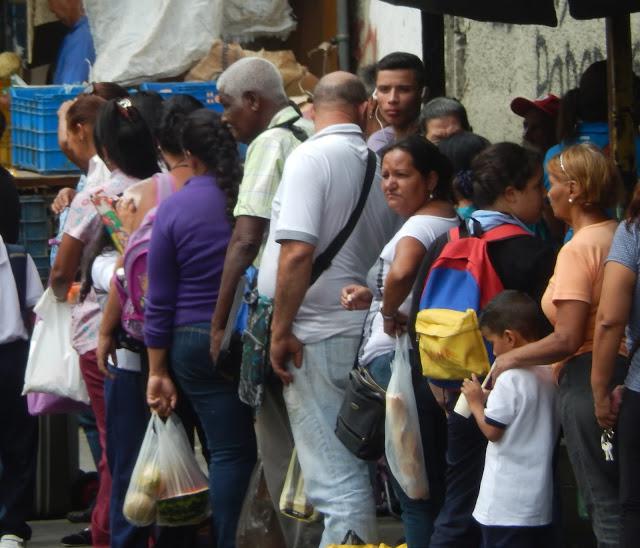 Anstehen für Grundbedarfsgüter gehört zum Alltag in Venezuela